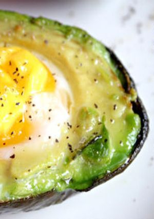 Foto principal de Desayuno saludable aguacate con huevo