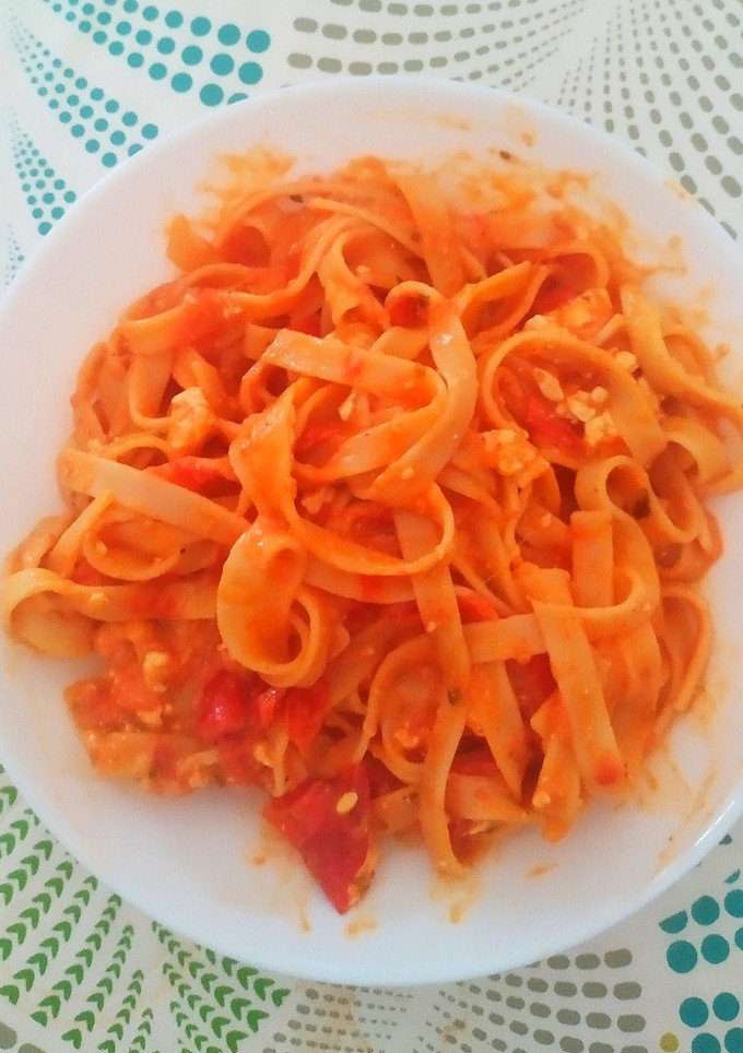 Una foto de Tallarines con queso feta y tomates