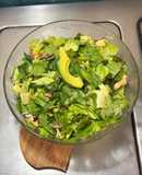 *Ensalada Agridulce con Espinaca y Lechuga Romana con Miel, Mostaza, Jugo de Limón y Camarón*