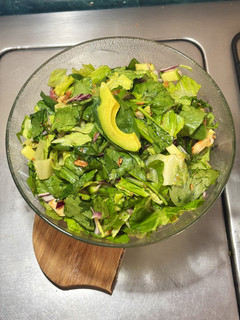 Una foto de *Ensalada Agridulce con Espinaca y Lechuga Romana con Miel, Mostaza, Jugo de Limón y Camarón*