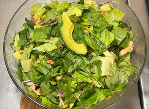 Una foto de *Ensalada Agridulce con Espinaca y Lechuga Romana con Miel, Mostaza, Jugo de Limón y Camarón*