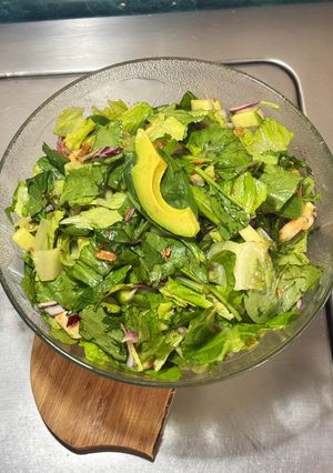 Una foto de Ensalada Agridulce con Espinaca y Lechuga Romana y Camarón