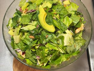 Ensalada Agridulce con Espinaca y Lechuga Romana y Camarón