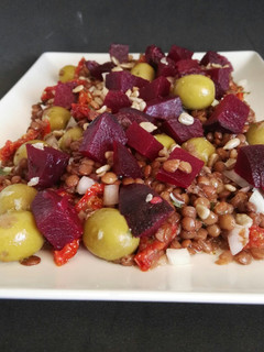 Una foto de Ensalada de lentejas, tomate seco y remolacha