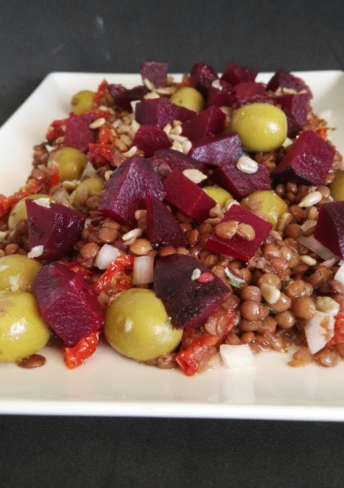 Una foto de Ensalada de lentejas, tomate seco y remolacha