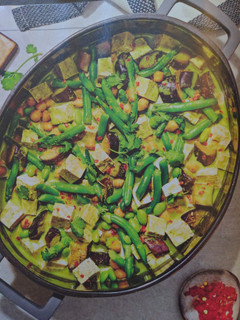 A picture of Spicy Green Curry with Tofu.