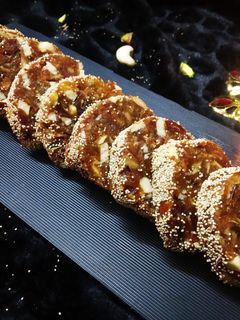 खजूर ड्राय फ्रुटस रोल (शुगर फ्री) (Khajoor dry fruits roll (Sugar free) recipe in Hindi) रेसिपी मुख्य फोटो