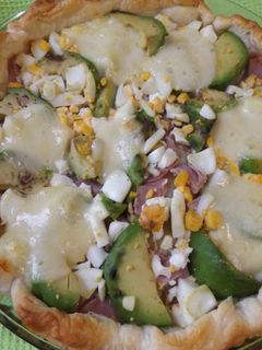 Una foto de Hojaldrado de jamón, aguacate y huevo duro