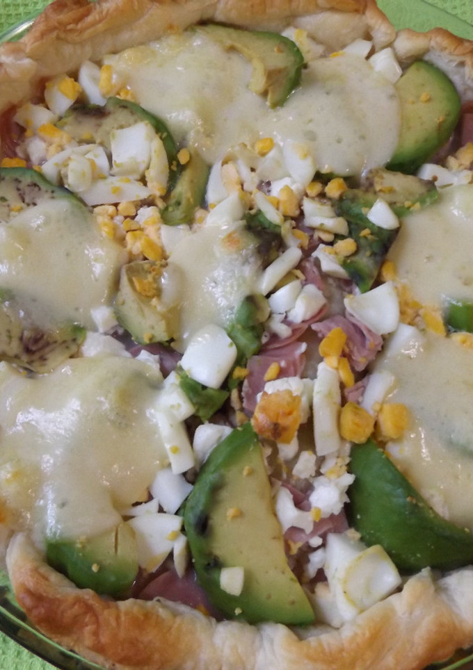 Una foto de Hojaldrado de jamón, aguacate y huevo duro
