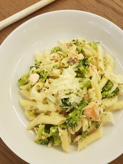 Una foto de Macarrones con brócoli y salmón