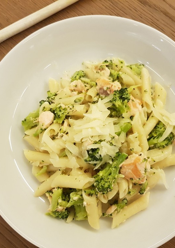 Una foto de Macarrones con brócoli y salmón