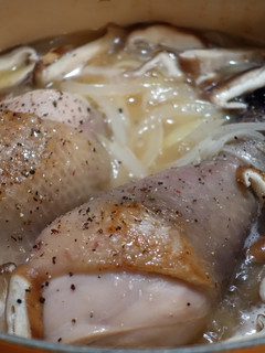 洋蔥鮮菇燉雞腿。簡易雞肉料理 的食譜成品照片