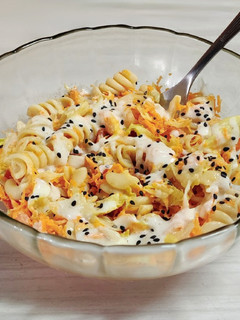 Una foto de Pasta salad 🥗 Ensalada fresca de fideos tirabuzón con aliño de queso crema