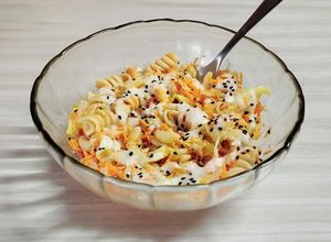 Una foto de 🥗Pasta salad 🥗 Ensalada fresca de fideos tirabuzón con aliño de queso crema 🥗