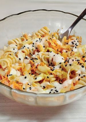 Una foto de 🥗Pasta salad 🥗 Ensalada fresca de fideos tirabuzón con aliño de queso crema 🥗