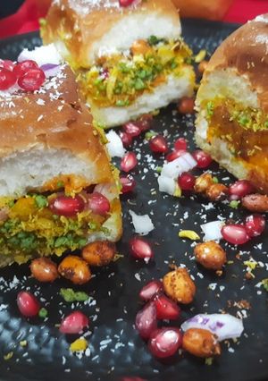 A picture of Dabeli.