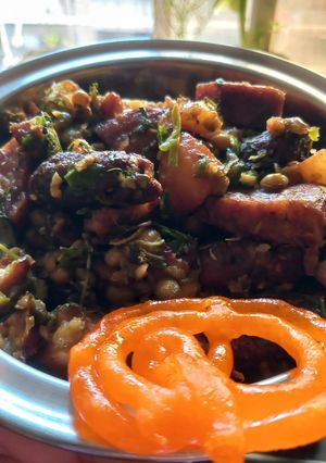સુરતી ઉંધિયુ (Surti Undhiyu Recipe In Gujarati) રેસીપી મુખ્ય ફોટો