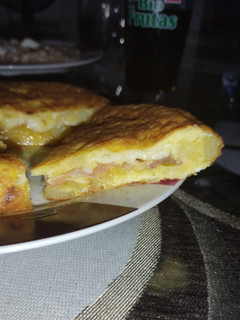 Foto principal de Tortilla de patatas rellenas de queso y jamón de York