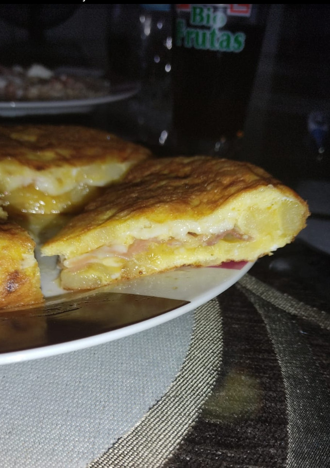 Una foto de Tortilla de patatas rellenas de queso y jamón de York
