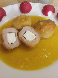 Una foto de Mini Burger con queso en salsa
