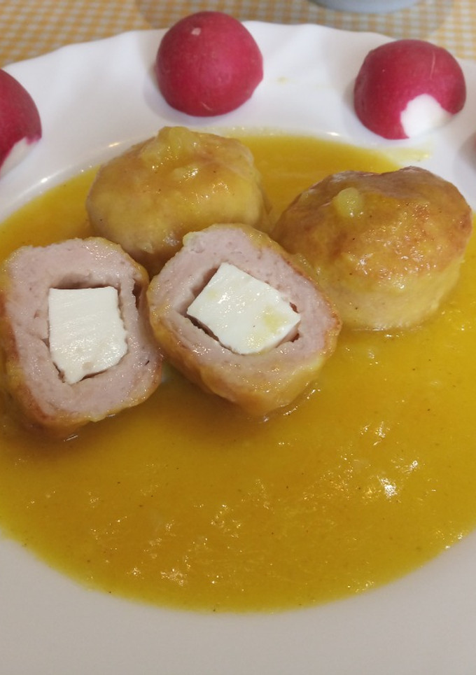Una foto de Mini Burger con queso en salsa