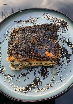 Une photo de Feta rôtie graines de sésames et miel