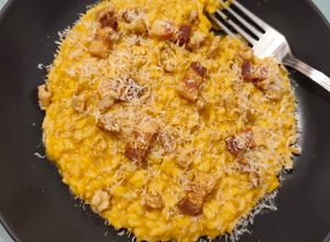 Foto principal de Risotto de Calabaza y Gorgonzola con Panceta y Toque de Parmesano fácil