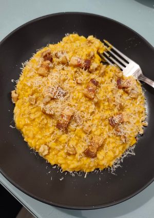 Una foto de Risotto de Calabaza y Gorgonzola con Panceta y Toque de Parmesano fácil