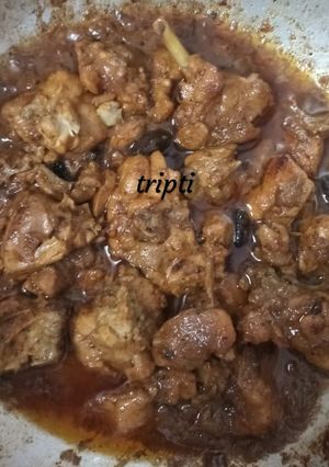 A picture of Kolhapuri chicken.
