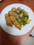 Fogonero a la romana con papas cocidas y ensalada