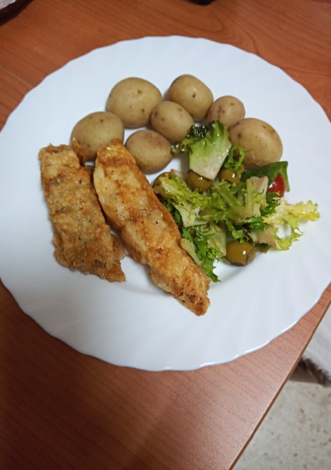 Una foto de Fogonero a la romana con papas cocidas y ensalada