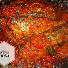 A picture of Sambal ikan pindang/cue/ikan keranjang.