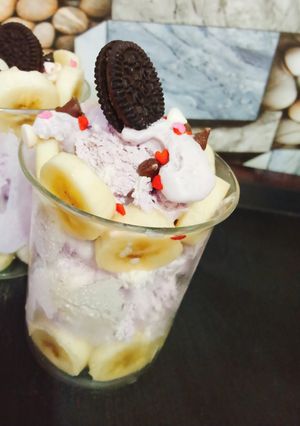 A picture of 5 minutes blueberry and banana dessert.