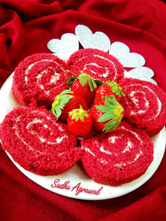 स्ट्रॉबेरी फ्लेवर्ड स्विस रोल (Strawberry flavoured Swiss roll recipe in hindi) रेसिपी मुख्य फोटो
