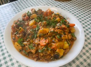 Une photo de Sauté de porc mijoté au curry avec des légumes