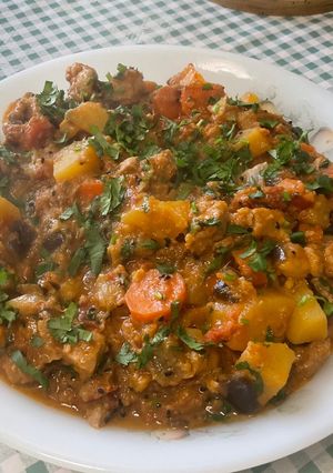 Une photo de Sauté de porc mijoté au curry avec des légumes
