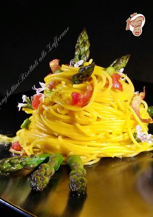 Una foto de Espaguetis risottati allo zafferano