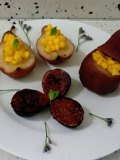 Una foto de Peras confitadas en Rioja rellenas de mango e higos asados