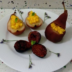 
  Peras confitadas en Rioja rellenas de mango e higos asados
