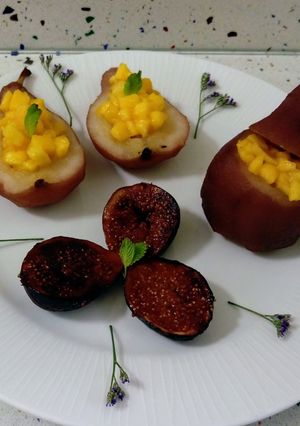 Una foto de Peras confitadas en Rioja rellenas de mango e higos asados
