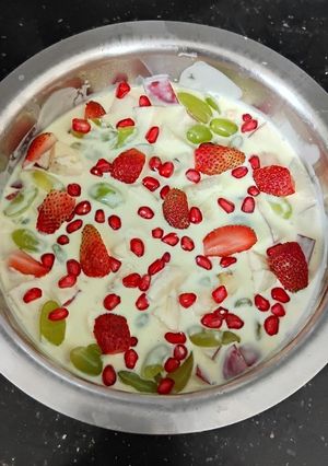 A picture of Fresh cream custard fruit salad.