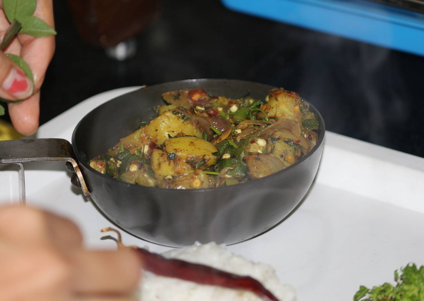Aloo Bhindi-quick and easy (Potatoes & Ladies Finger in North Indian style)