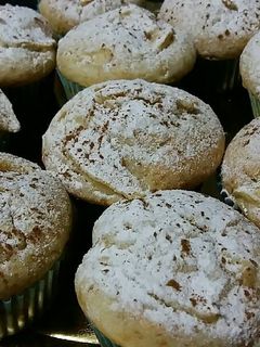 Una foto de Magdalenas con manzana 🍏 espolvoreadas con azúcar glass y canela