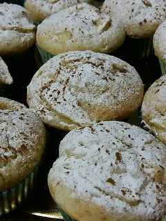 Una foto de Magdalenas con manzana 🍏 espolvoreadas con azúcar glass y canela