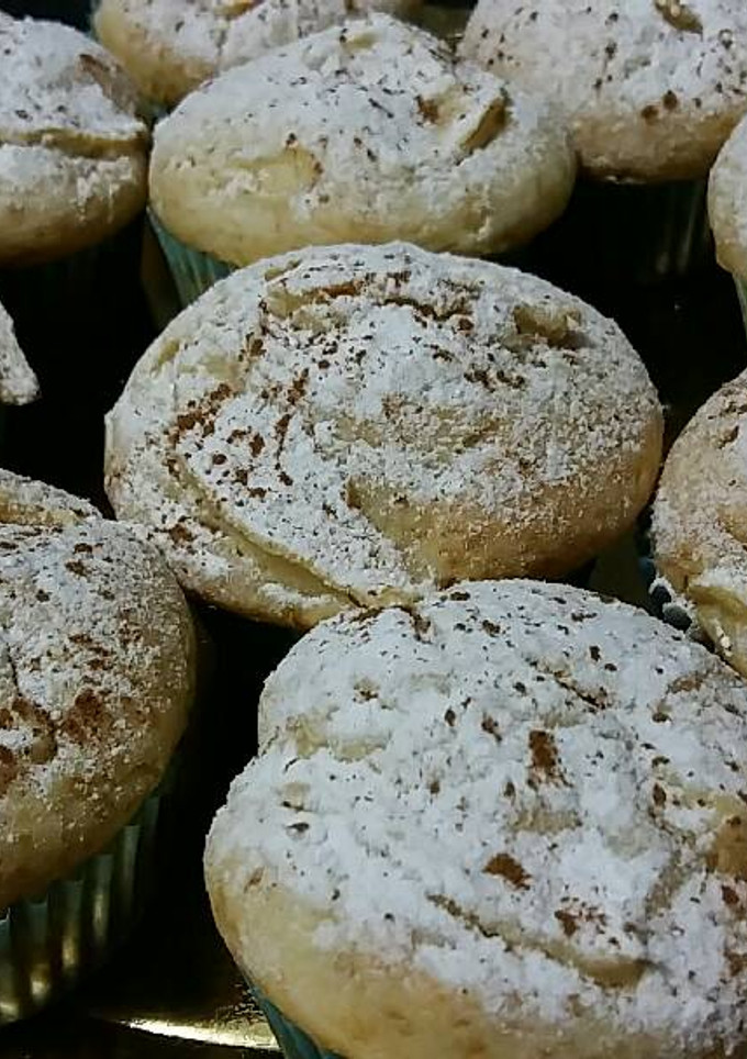 Una foto de Magdalenas con manzana 🍏 espolvoreadas con azúcar glass y canela