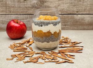 Una foto de 🍎🫙Chía overnight oat pudding apple pie - Chía, avena, yogur y manzana con canela 🫙🍎
