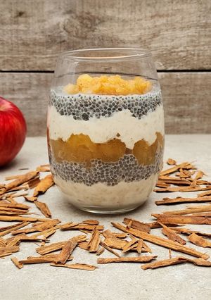 Una foto de 🍎🫙Chía overnight oat pudding apple pie - Chía, avena, yogur y manzana con canela 🫙🍎