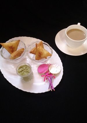 A picture of Aloo ki samosi.