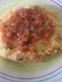 Una foto de Polenta con salsa pizera