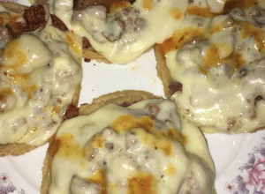 Una foto de Sopes con frijoles y queso